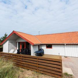 6 person holiday home in Hvide Sande，位于比耶勒高的酒店