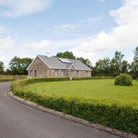 Inviting 4-Bed House in Strokestown，位于Grange的酒店