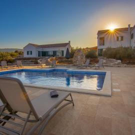 Villa Luisa Pucisca - 2 Häuser, 6 Schlafzimmer Insel Brac - Pool, Grill, Kamin, Tischtennis, Boccia，位于普契什查的酒店