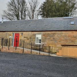 2-Bed Barn Hot Tub & Pet Friendly near Muirkirk，位于卡姆诺克的酒店