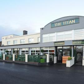 The Titan By Greene King Inns，位于克莱德班克的酒店
