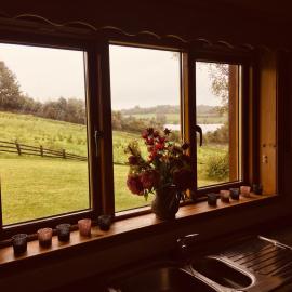 4 Bedrooms with stunning Lake View Drumcoura Lake Resort beside Saloon & equestrian Centre, Lakes & Forest，位于巴利纳莫尔的酒店