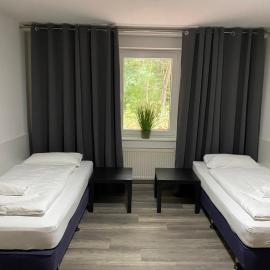 Hostel47 - Nähe Dresden - Monteurzimmer mit bequemen Betten, nur für Männer, kostenloses WLAN und Parkplätze für Autos und LKW's, Waschmaschine vor Ort，位于拉德贝格的酒店