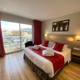 Contact hôtel - Hôtel Les Bleuets & SPA，位于翁弗勒尔的酒店