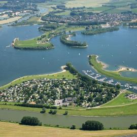 Recreatiepark Jachthaven De Veerstal Lathum - Luxe Chalet，位于Lathum的酒店