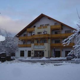 Rhöner Landhotel Haus zur Wasserkuppe，位于Ehrenberg的酒店