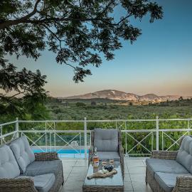 Villa Natura prive swimming pool，位于利萨基亚的酒店