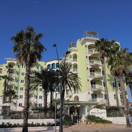 Smeraldo Suites & Spa，位于圣贝内代托-德尔特龙托的酒店