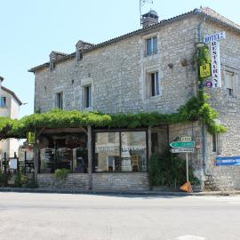 Logis Hotels- Auberge de la Tour - Hôtel et restaurant，位于Sauzet的酒店