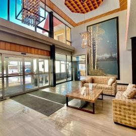 Ramada by Wyndham Whitecourt,位于怀特考特的酒店