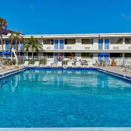 Motel 6-Cocoa Beach, FL，位于可可比奇的酒店