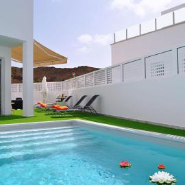 Big Villa Tauro with Private Heated Saltwater Pool & Jacuzzi & BBQ & Game Room & Arcade Games
