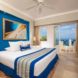 Blue Chairs Beachfront Resort Puerto Vallarta - Adults Only，位于巴亚尔塔港的酒店
