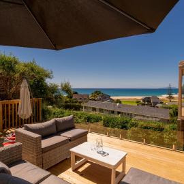 The Captain's Lookout - Onemana Holiday Home，位于Opoutere的酒店