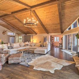 2 Mi to Slopes: Luxe Beech Mtn Cabin w/ Hot Tub，位于榉木山的酒店