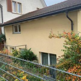 Charming 2-Bed Apartment in Arlesheim 15 min Basel，位于阿尔勒斯海姆的酒店