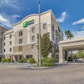 Holiday Inn Express Hotel & Suites Clearwater US 19 North by IHG，位于克利尔沃特的酒店