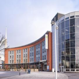 Holiday Inn Express Portsmouth Gunwharf Quays by IHG，位于朴次茅斯的酒店