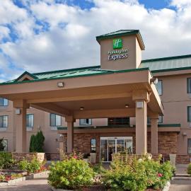 Holiday Inn Express Hotel & Suites Vernon by IHG，位于弗农的酒店