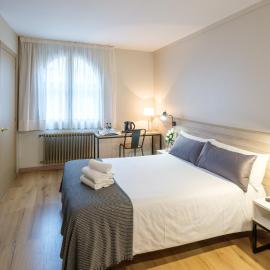 Hotel Torres Manlleu，位于曼列乌的酒店