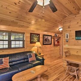 Cozy ‘Anchors Away’ Cabin Hideaway w/ Fire Pit!，位于Parsons的酒店