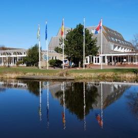AMELAND-Appartement "ZEEDUIN", eigen KEUKEN, Zonnig TERRAS, Verwarmd ZWEMBAD, nabij DORP, DUINEN en STRAND，位于霍勒姆的酒店