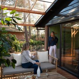 ZEN-bungalow NO 1 met Sauna en hottub，位于Rheezerveen的酒店