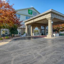 Holiday Inn Express Hotel & Suites Oshkosh - State Route 41 by IHG，位于奥什科什的酒店