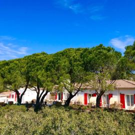 LES VOLETS ROUGES - Hôtel Cassis - Situé dans le Parc National des Calanques - Parking Gratuit,位于卡西斯的酒店