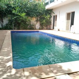 Villa à Thiès avec piscine à 15mn de l'aéroport，位于Thiès的酒店