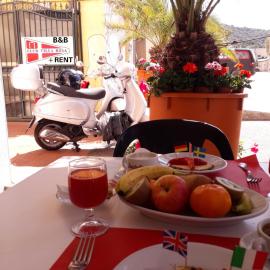 Hotel Villarosa con Vespa Rent，位于萨罗克的酒店