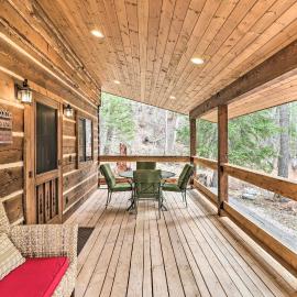 Reconnect with Nature at ‘Timber Creek’ Cabin!，位于哥伦比亚瀑布的酒店