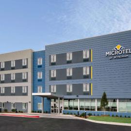 Microtel Inn & Suites by Wyndham Hot Springs，位于温泉城的酒店