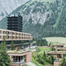 Gradonna Mountain Resort Chalets & Hotel，位于大格洛克纳山麓卡尔斯的酒店