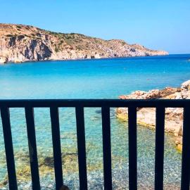 Salty Kisses and Sandy Toes, Seafront Syrmata Houses Authentic Milos Stay，位于Firopótamos的酒店