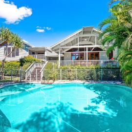 Serenity - Mudjimba - Pet Friendly Holiday Home，位于穆德吉巴的酒店