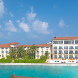Hulhule Island Hotel- Private Beach Access & Airport Pick-up and Drop，位于马累的酒店