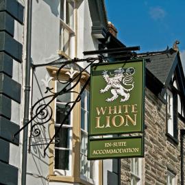 The White Lion Hotel，位于马汉莱斯的酒店