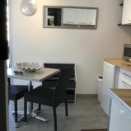 Studio climatisé classe 2 dans marina proche mer et etang - lit wifi fibre et parking privé，位于塞特港的酒店