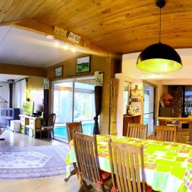 Maison conviviale 8 personne avec piscine intérieure, à la campagne，位于Saint-Pardoux-le-Vieux的酒店