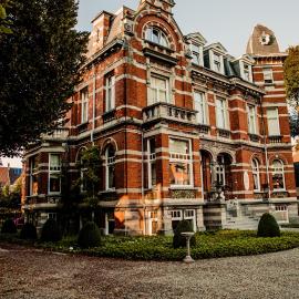 B&B 't Kasteel & 't Koetshuys，位于弗尔内的酒店