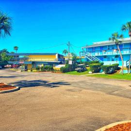 The Port Hotel and Marina,位于克里斯特尔里弗的酒店