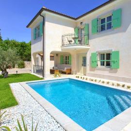 Villa Luca with pool and jacuzzi，位于弗尔的酒店