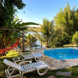 Casinha Branca De Varanda com piscina e fundo pra represa funil em Ijaci，位于Ijaci的酒店