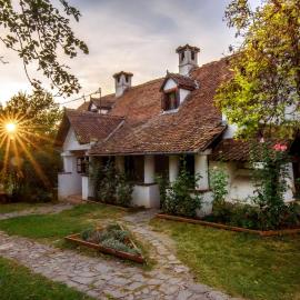 Count Kálnoky's Transylvanian Guesthouses，位于Micloşoara的酒店