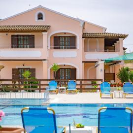 Nikos Pool House & Apartments，位于斯达林的酒店