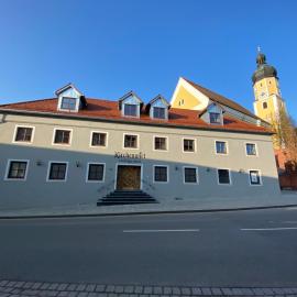 Hotelgasthof Kirchenwirt，位于Schierling的酒店