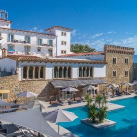 Hotel Castell Blanc，位于艾姆布里亚布拉瓦的酒店