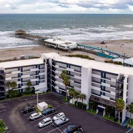 La Quinta by Wyndham Cocoa Beach Oceanfront，位于可可比奇的酒店