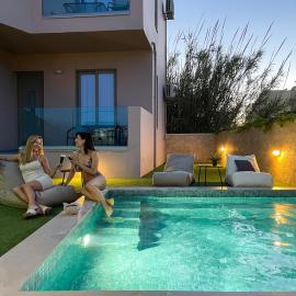Aegean Breeze Luxury Apartments next to the sea，位于马莱迈的酒店
